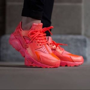 😍Nike Women Hot Lava 🔥 Huarache Sneakers😍